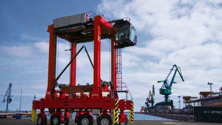 Kalmar Diesel-Electric Straddle Carrier